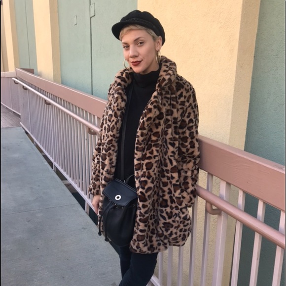 Loryn- Top rated seller/ POSH AMBASSADOR π - Picture 1 of 5